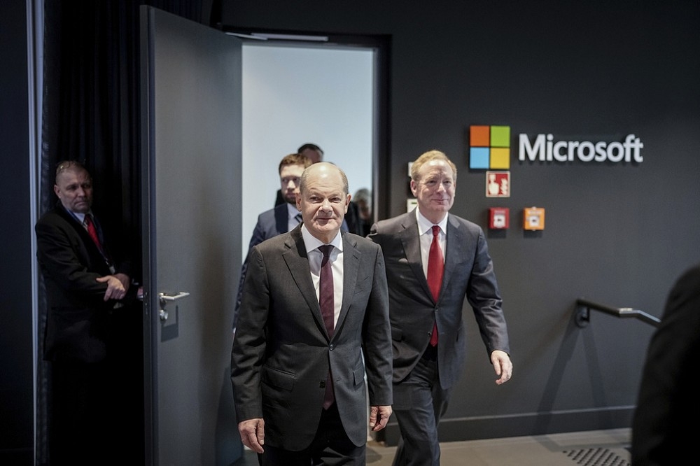 德國總理蕭茲（中）在微軟總裁史密斯（右）陪同下，出席微軟投資記者會。（美聯社）