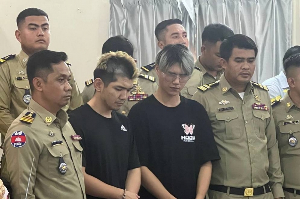 網紅晚安小雞（前左）與阿鬧（前右）遭柬埔寨判2年徒刑，須服完刑才能返台。（取自柬中時報）
