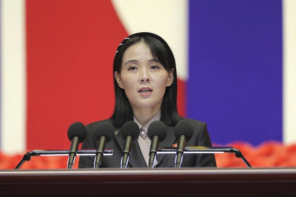 北韓領導人金正恩胞妹金與正發表個人意見，表示北韓對與日本改善關係抱持開放態度。（美聯社）