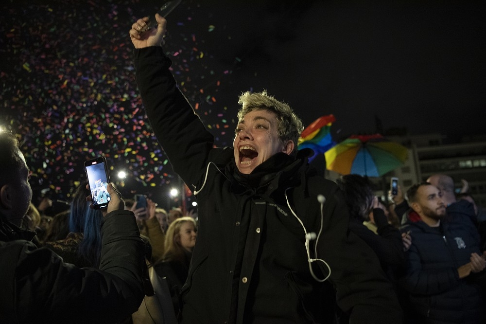 希臘國會15日通過允許同性婚姻法案，賦予同性伴侶結婚和收養孩子的權利。法案通過後，雅典群眾在街頭興奮歡呼。（美聯社）