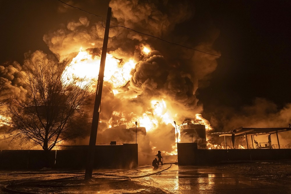 烏克蘭大量建築及設施被俄軍襲擊受損或全毀。圖為10日遭俄軍襲擊後的哈爾科夫住宅區。（美聯社）