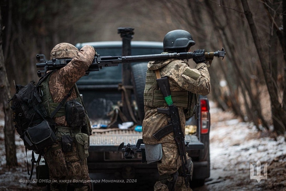 乌军第53机械化旅官兵扛着12.7公厘重机枪转移阵地。（取自X平台）(photo:UpMedia)