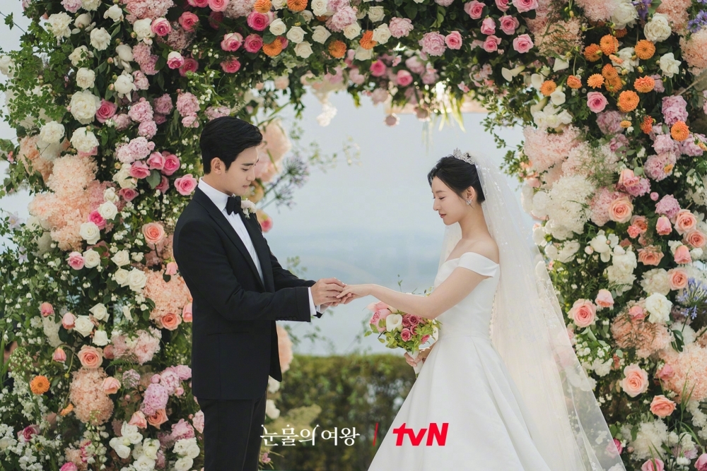 金秀賢（左）與金智媛在韓劇《淚之女王》扮演一對財閥夫妻，戲中婚禮的排場極盡奢華之能事，製作手筆驚人。（取自Netflix）