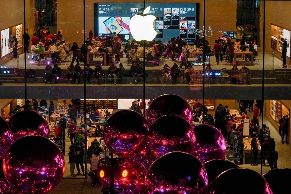 蘋果手機去年中國出貨量成為冠軍，但後續可能面臨中國國產的華為5G手機挑戰。圖為北京的蘋果直營店。（美聯社）