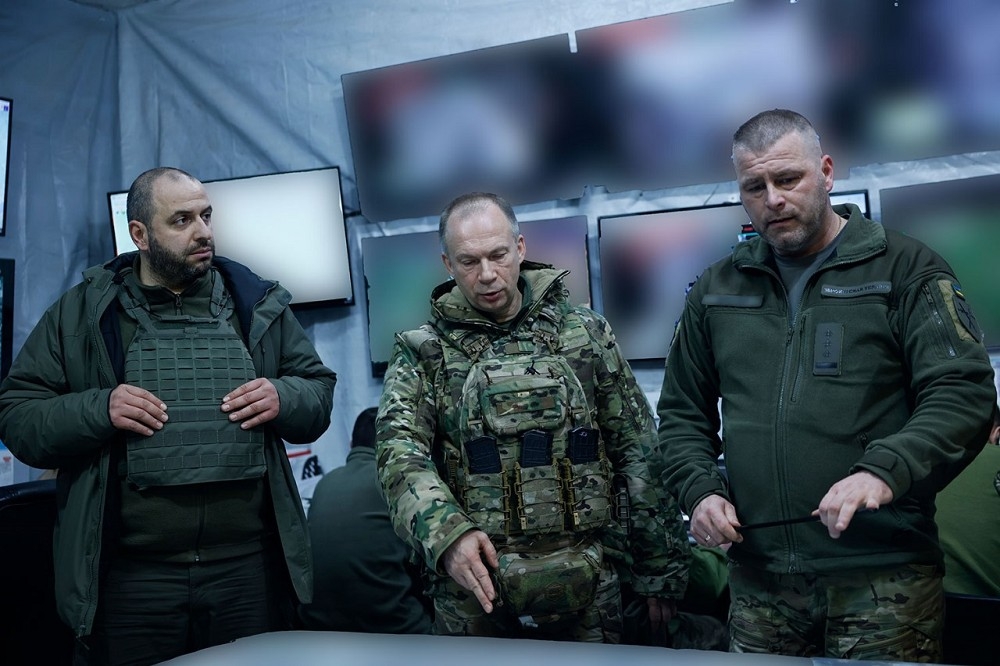 乌克兰新任武装部队司令瑟尔斯基（中）和防长乌梅洛夫（左），日前亲赴阿夫迪夫卡前线视察。（取自乌克兰武装部队司令脸书）(photo:UpMedia)