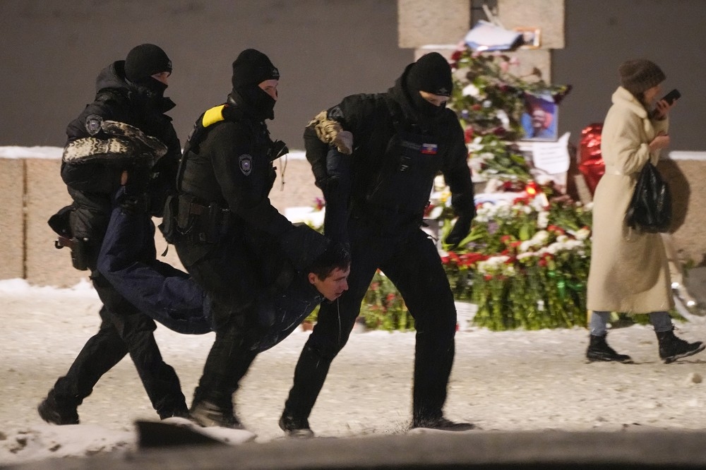 俄國警方祭出鐵腕，開始在各地逮捕走上街頭示威的民眾。（美聯社）