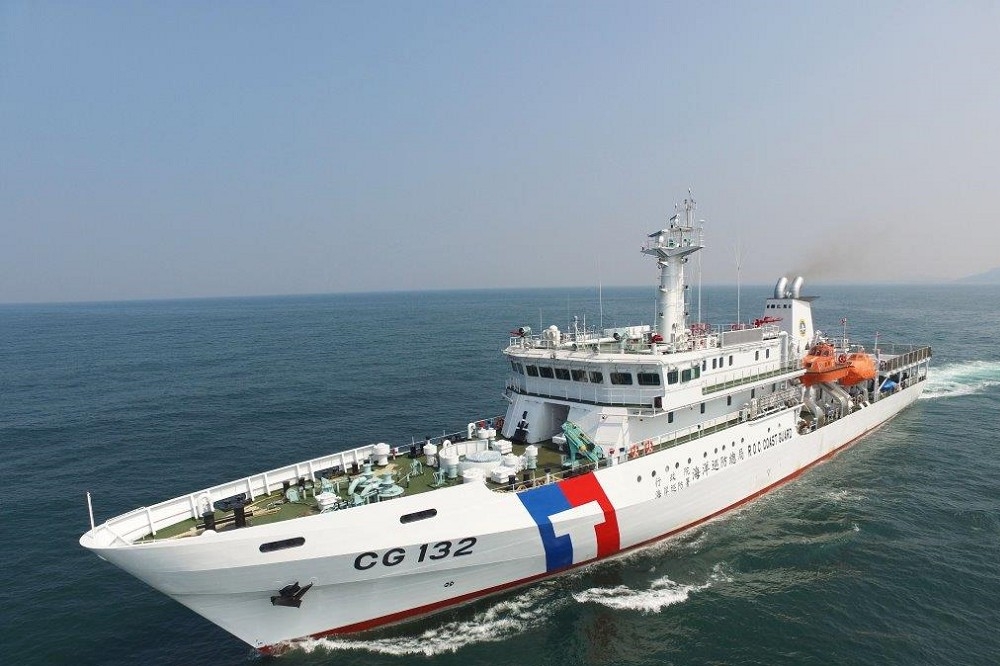 中國籍4000噸級海洋綜合調查船大洋號，今在東北角外海緊貼24浬鄰接區南北來回行駛，海巡署立即「桃園艦」（圖）尾隨監控。（海巡署提供）