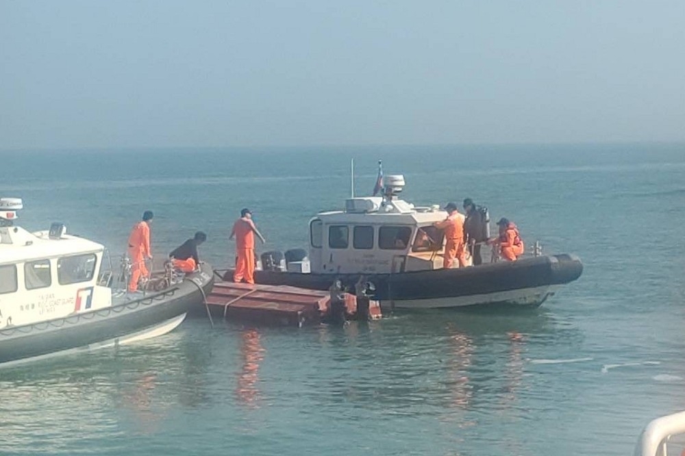 中國快艇日前在金門海域上因躲避海巡查緝不慎翻覆，中國國台辦多次斥責台灣粗暴對待。（海巡署提供）