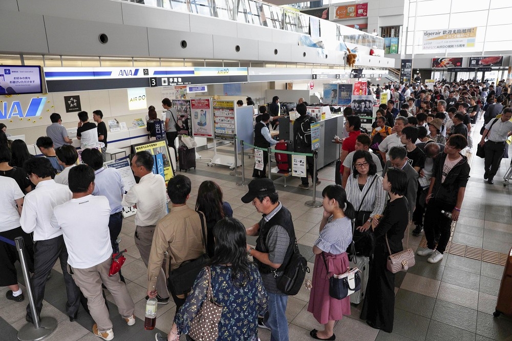 日本羽田機場和大阪國際機場將實施電子化通關，未來入境時間有望縮短在1分鐘內。（美聯社）