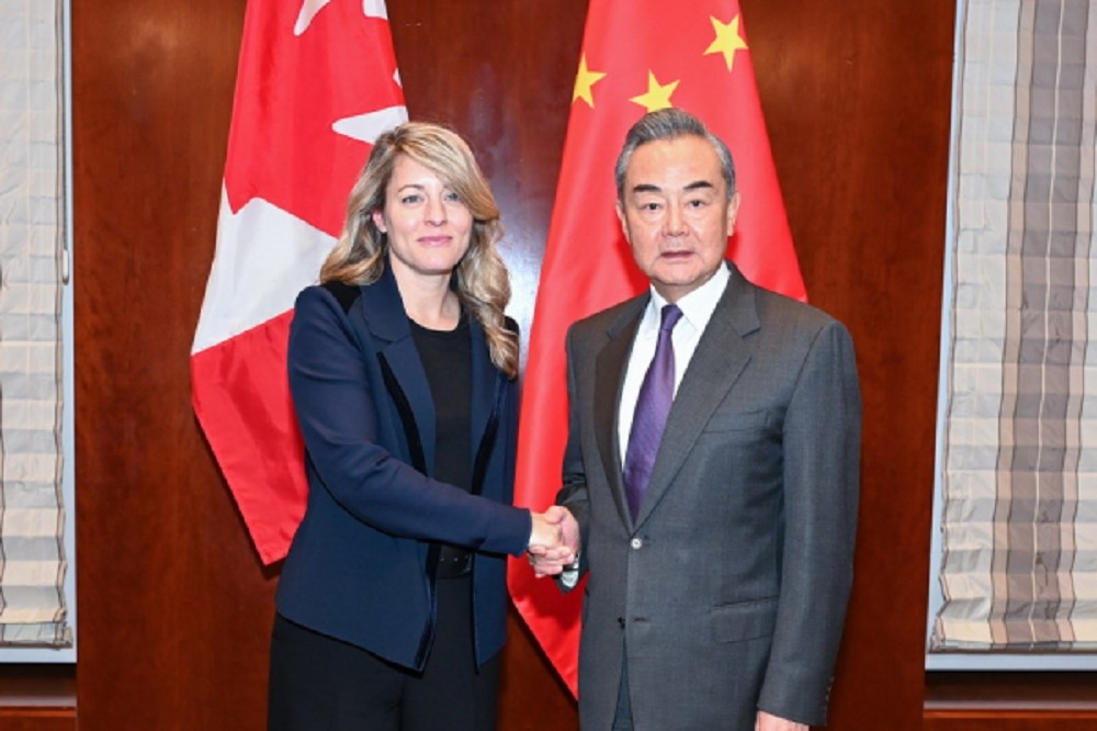 中國外交部長王毅17日和加拿大外交部長趙美蘭會晤。（取自中國外交部網站）