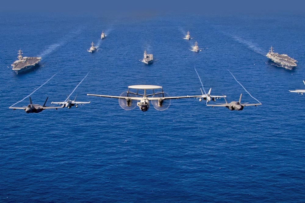卡爾文森號、羅斯福號航空母艦與日本海自護衛艦伊勢號1月在菲律賓海演習。（取自@USNavy）