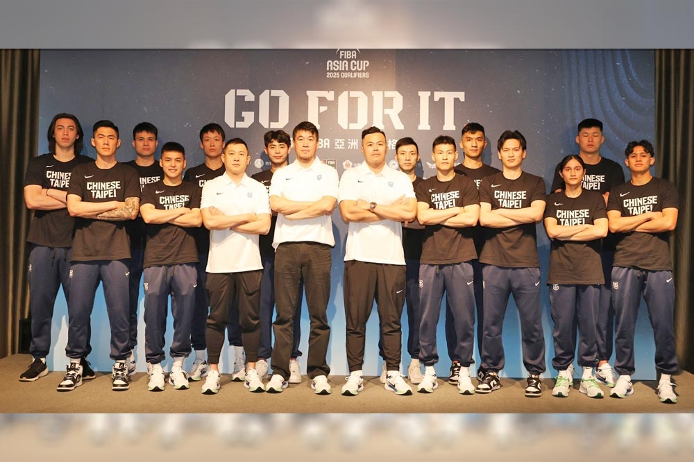 2025年亞洲盃男籃資格賽將在2月22日開打，中華隊首戰在北市立和平籃球館迎戰強敵紐西蘭隊。圖前排左一為中華隊隊長劉錚。（取自中華籃球協會臉書）