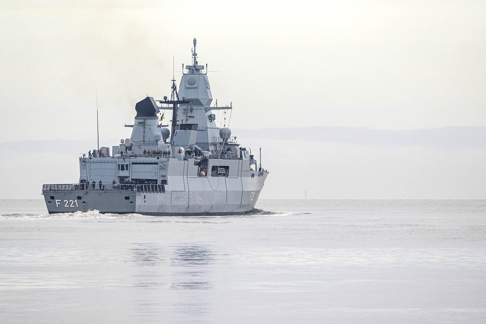 歐盟將派至少4艘護衛艦巡防紅海。圖為參與行動的德國護衛艦黑森號。（美聯社）