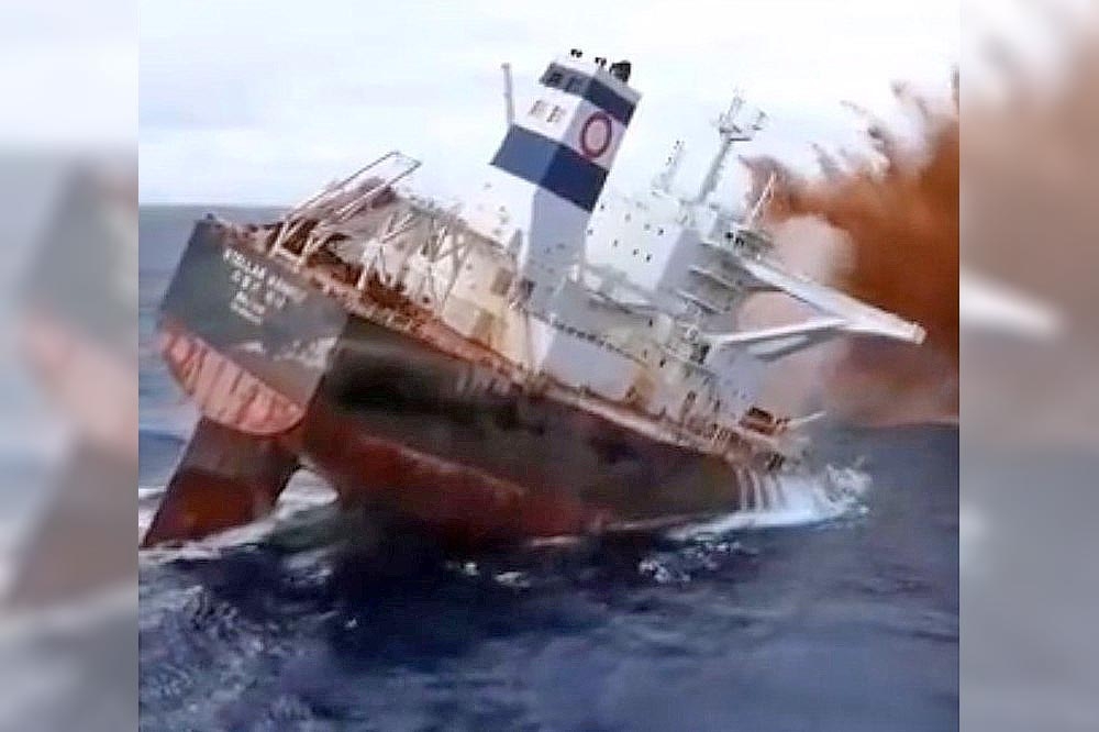 英國貨船「紅寶石號」遭飛彈重創，此前紅海危機以來首見商船因遭襲而棄船。（截自X平台影片）