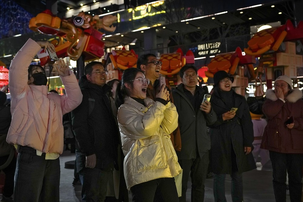 中国国安部示警，打卡有可能成为间谍帮兇。图为15日时，北京一群路人在巨型乐高展示场所拍照。（美联社）(photo:UpMedia)