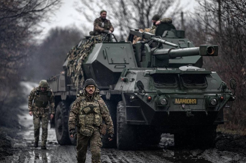 烏軍第110機械化旅的捷克製152公厘Dana輪型自走砲正在轉移陣地。該旅在阿夫迪夫卡戰役力抗數倍之多的俄軍攻擊。（取自烏軍臉書）