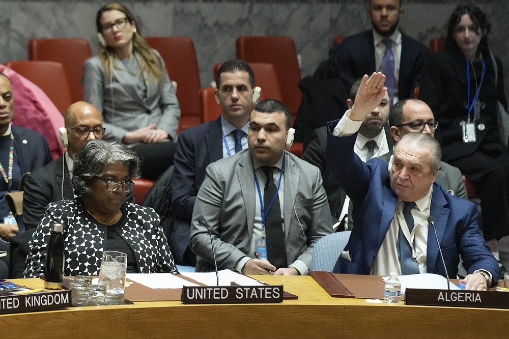 聯合國安全理事會13國支持有關以哈戰爭決議草案，要求兩方立即人道停火，美國20日再度否決。（美聯社）