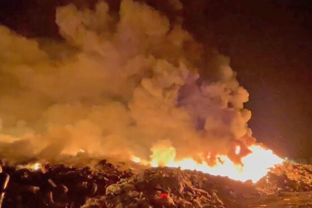 嘉義市、彰化縣各一處廢棄回收地昨天（20日）晚間發生大火。該圖為嘉義大火。（取自記者爆料網）