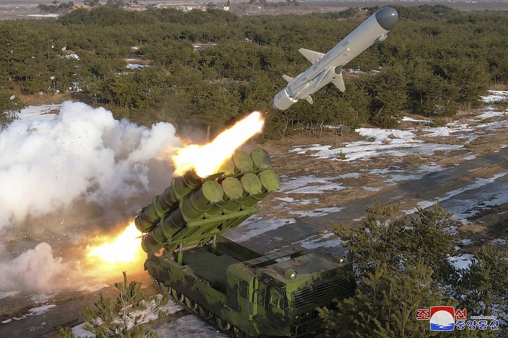 最新報告證明西方技術貢獻北韓飛彈發展良多。圖為北韓本月14日試射飛彈。（美聯社）