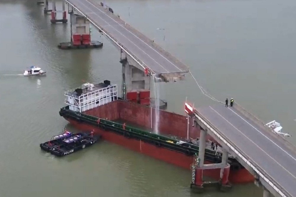 廣州市南沙區一座大橋遭船撞斷，有車輛落水。（取自@LostXtui）
