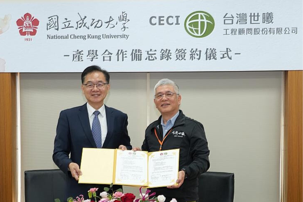 合作簽約儀式由成大副校長陳鴻震（左）與台灣世曦董事長施義芳（右）出席並簽署。（台灣世曦提供）