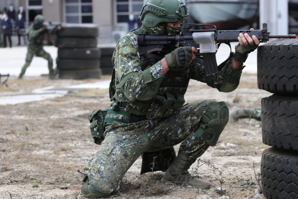 行政院今拍板通過《陸海空軍懲罰法》修正草案、「軍人權益事件處理法」立法草案。圖為陸軍航空特戰指揮部，於牛心灣營區實施戰鬥演練。（資料照片／陳愷巨攝）