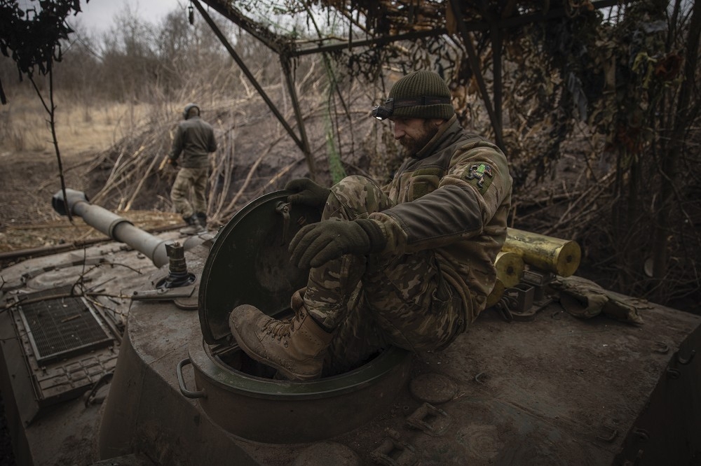 烏克蘭士兵正準備操作自走砲，對俄軍陣地進行打擊。（美聯社）