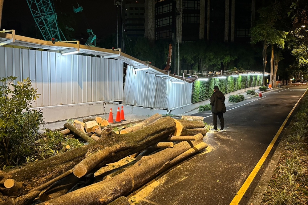 台北市慶城街一處工地昨晚發生塌陷，目前持續回填灌漿。初估今天中午可完成。（台北市政府提供）