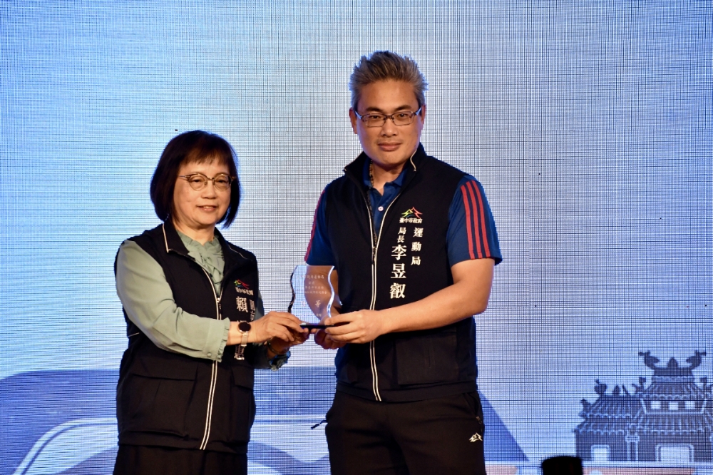 副市長賴淑惠（左）親自頒贈獎座予運動局長李昱叡。（台中市運動局提供）