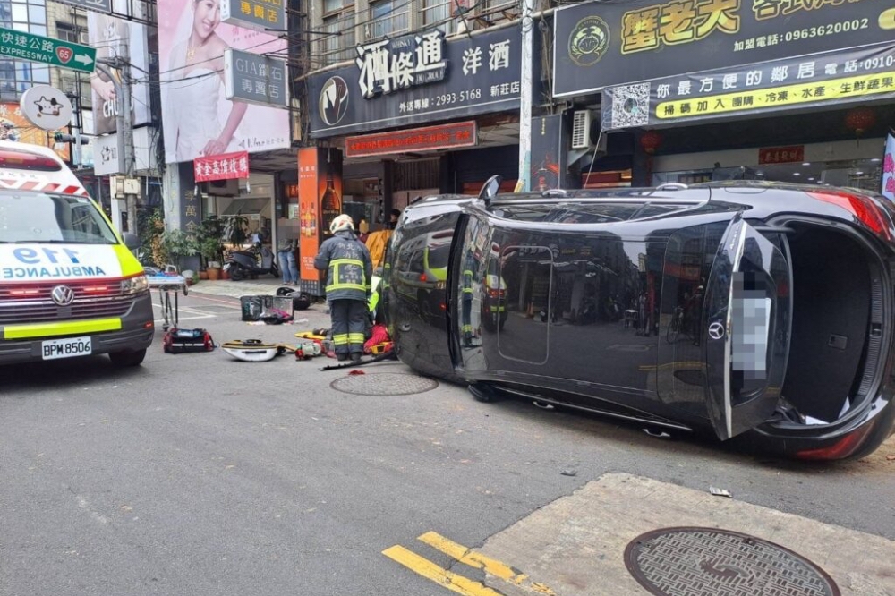 新北市新莊區中港路與公園路交叉口今天（24日）下午發生一起死亡車禍。（翻攝畫面）