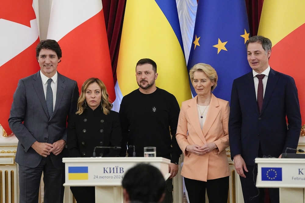 义大利总理梅洛尼、加拿大总理杜鲁道、比利时总理德克鲁以及欧盟执委会主席范德赖恩，和乌克兰总统泽罗斯基召开记者会。（美联社）(photo:UpMedia)