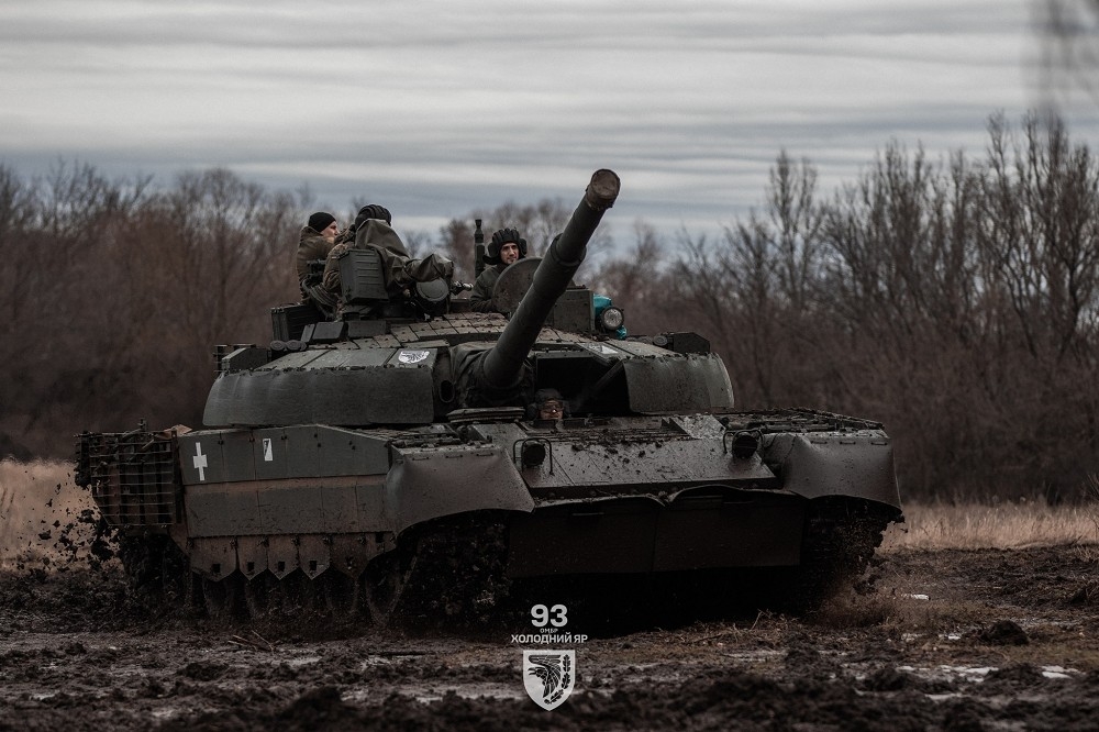 英國智庫IISS統計，俄國入侵烏克蘭2周年後，雙方的三軍兵力與武器數量。圖為烏軍第93機械化旅的T-84戰車。（取自烏克蘭武裝部隊）