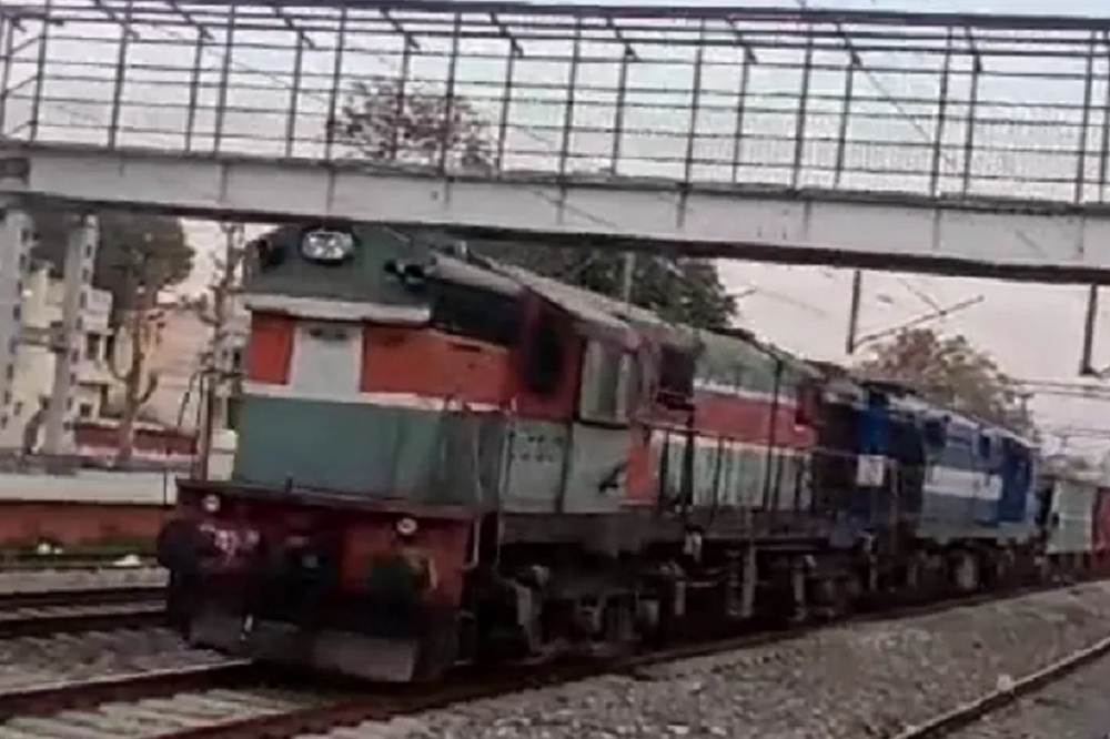 印度鐵路1列載運石塊的貨運火車，25日在「無人駕駛」的狀態下，高速行駛約70公里。（截自X影片）