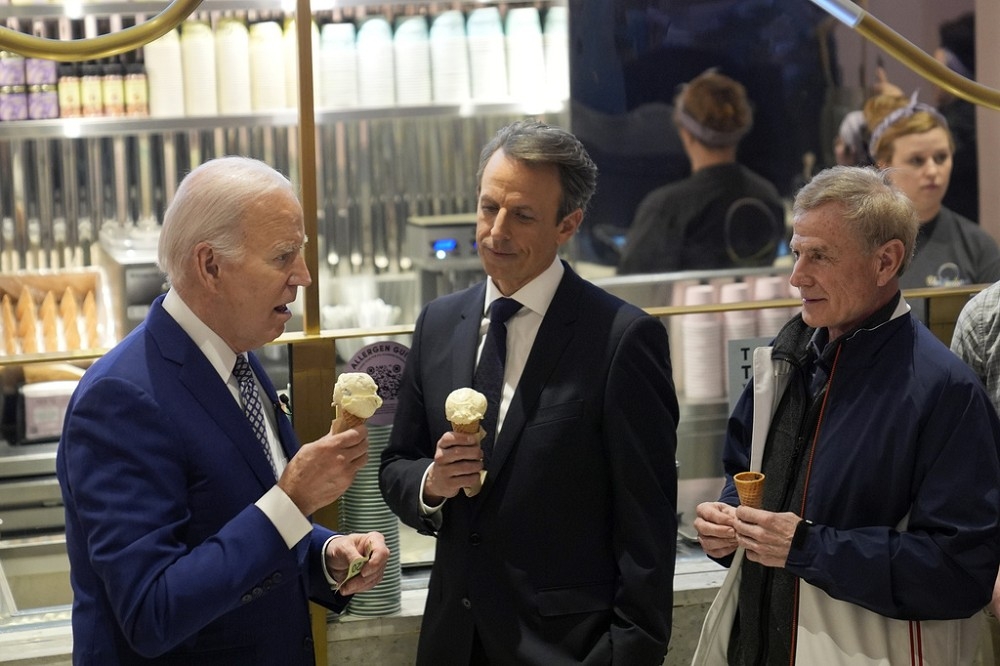 美國總統拜登（左）在紐約錄製節目前，跑去冰淇淋專賣店忙裡偷閒，並對實現加薩新一輪停火抱持樂觀看法。（美聯社）