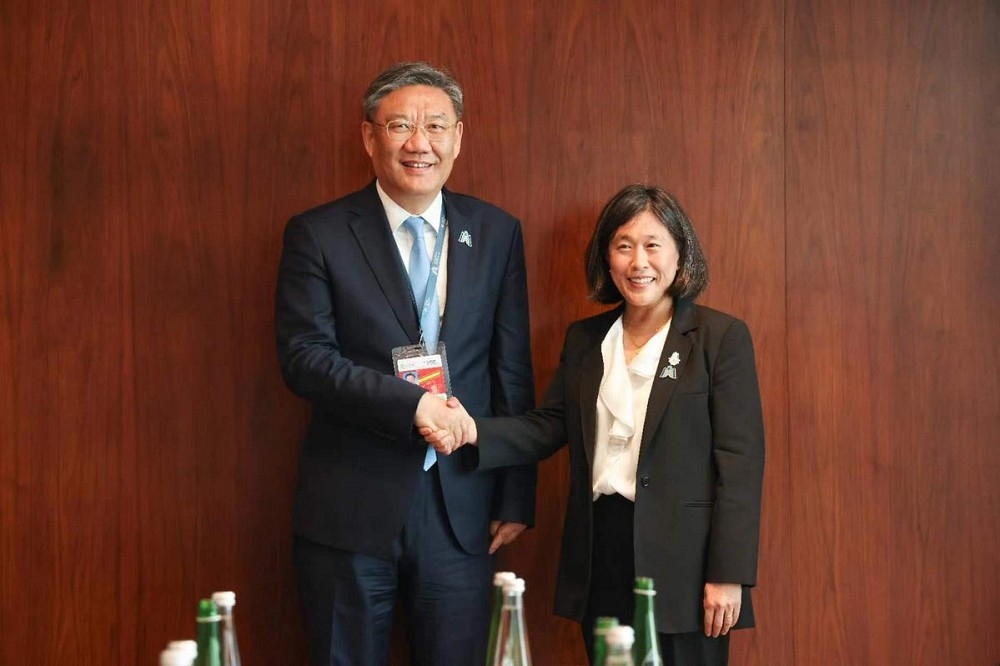 中國商務部長王文濤（左）在WTO部長級會議期間與美國貿易代表戴琪會晤。（取自@CGTNOfficial）