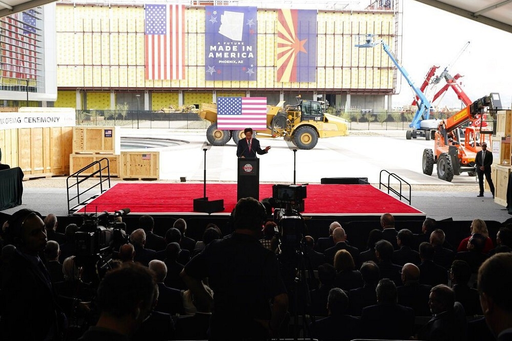 台積電董事長劉德音2022年12月於美國鳳凰城廠房上機典禮上致詞。雷蒙多22日表示不能讓這項投資失敗。（資料照片／美聯社）