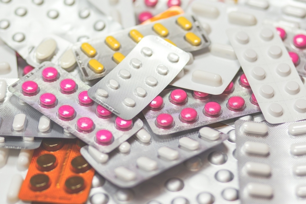 健保署日前公布，將在4月起調整藥價，有4551項降價，其中有9成是老藥。僅為示意圖。（取自pixabay）