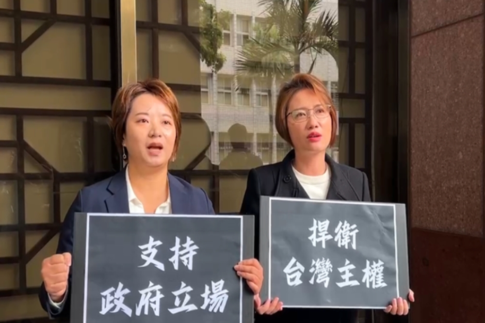 面對洪秀柱的惡意言論，台北市議員林延鳳（右）、新北市議員黃淑君（左）前往台北地檢署告發洪秀柱《加重誹謗罪》。（翻攝畫面）