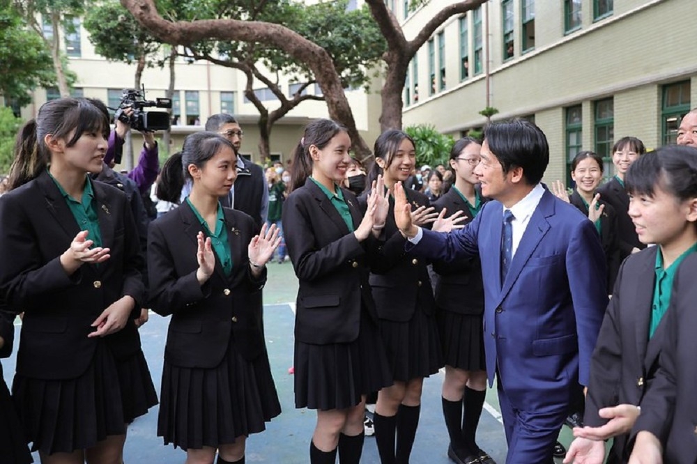 為爭取青年選票，民進黨選後除吸納年輕黨員入黨外，甚至不排除走入大學演說對話。圖為賴清德參加「北一女中120周年雙甲子校慶」。（總統府提供）