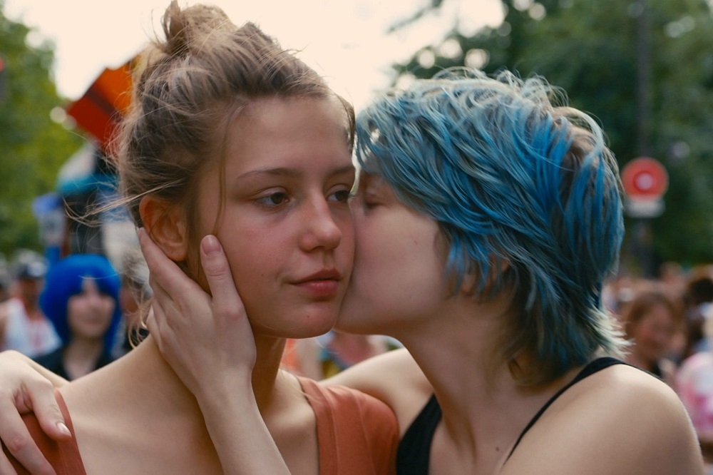 《藍色是最溫暖的顏色》中阿黛兒和蕾雅奉獻自我的演出，讓坎城影展首次將金棕櫚獎頒給導演和兩位女主角。（文化局提供）