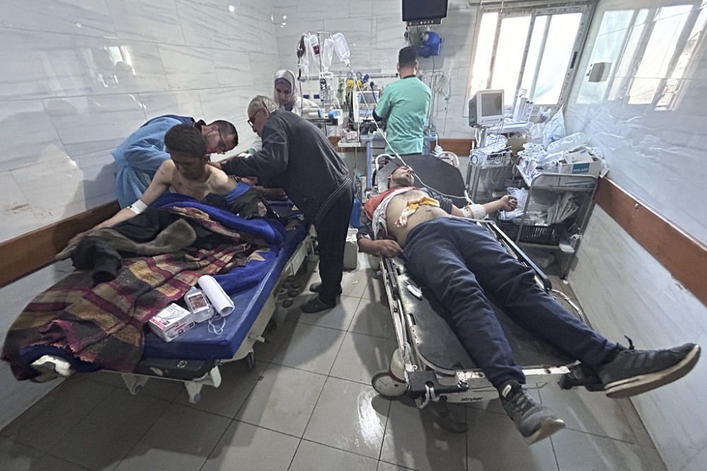 加薩北部援助車隊遇襲事件後，造成大量傷患進一步壓垮當地醫療能量。（美聯社）