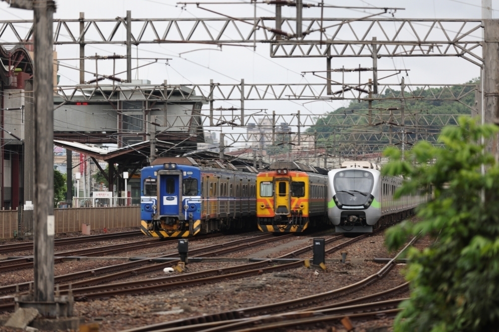 台鐵從新左營到屏東的3145次區間車，今天行駛至高雄鳳山至九曲堂區間時，撞擊意外闖入的行人。示意圖。（資料照片／陳愷巨攝）