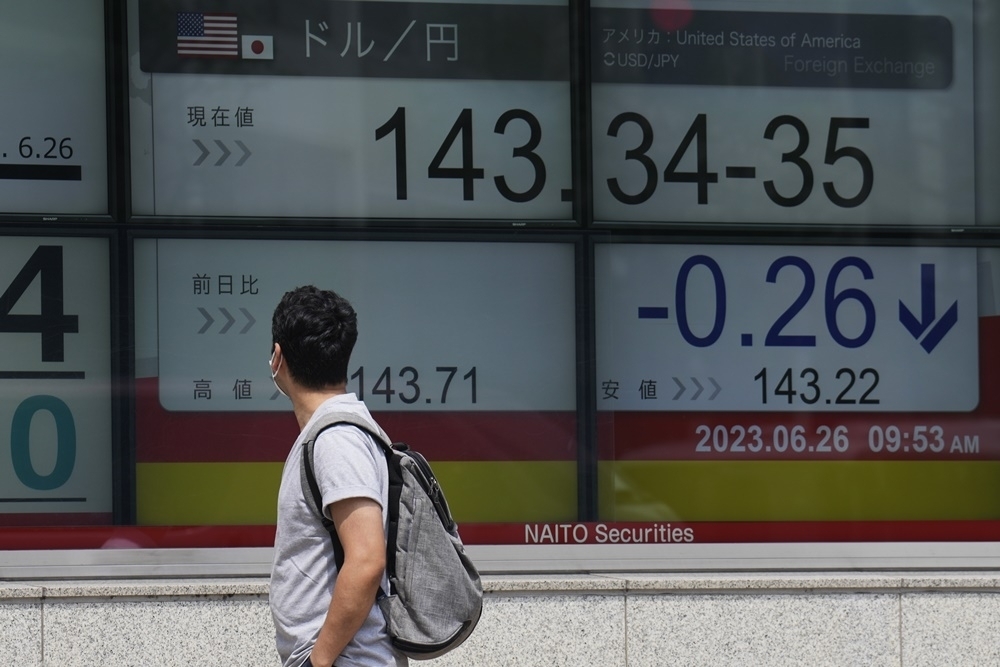 在物價持續上漲之下，日本政府考慮宣布日本經濟結束通縮狀態。（美聯社）
