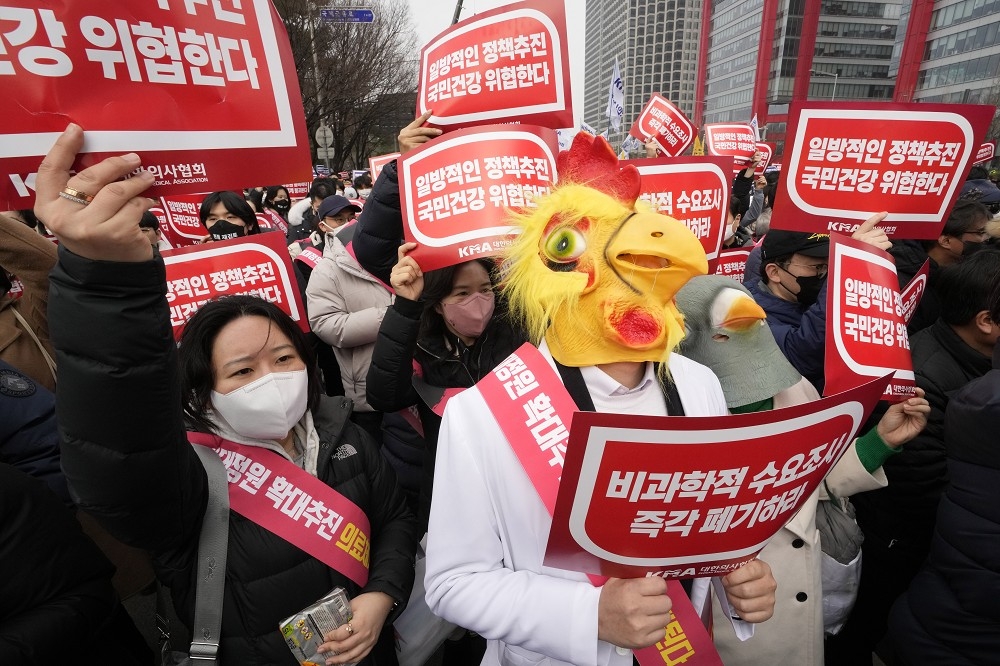 南韓醫生3日仍持續上街示威，抗議政府的醫學院擴招政策。（美聯社）