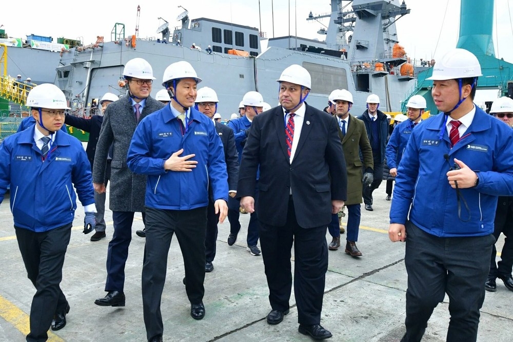 美國海軍部長戴杜羅2月底參訪南韓現代重工的蔚山造船廠。（取自美國海軍網站）