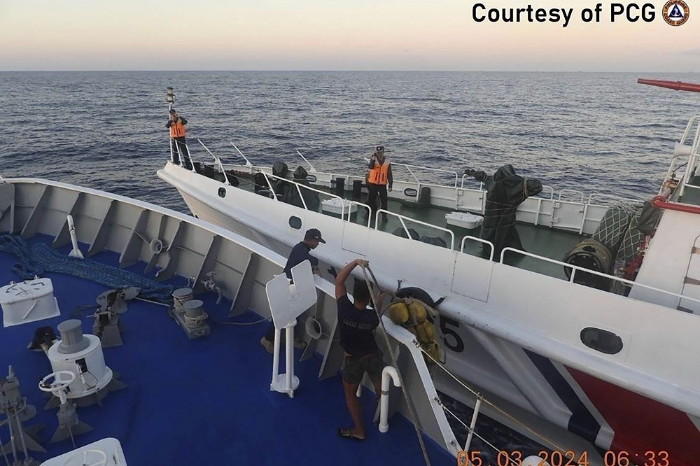 菲國海巡單位拍攝的畫面，顯示中、菲兩國執法船艦在南海海域發生碰撞。（美聯社）