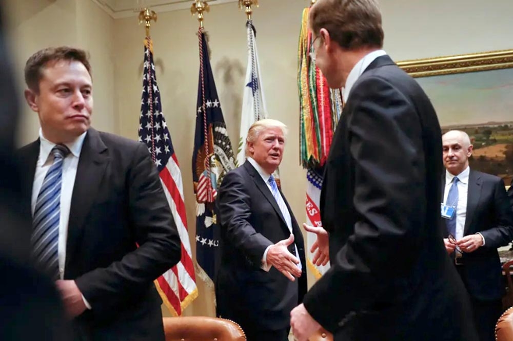 川普（左二）傳找馬斯克（左）當金主，圖為2017年川普在白宮會見馬斯克等企業主管。（資料照片／美聯社）
