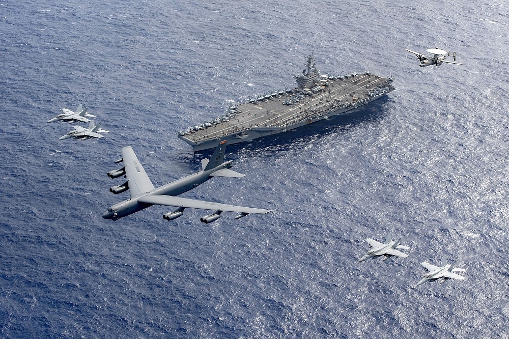 美國對菲律賓維護海上主權立場表達支持，圖為「羅斯福號」航艦在菲律賓海航行的畫面。（取自美國海軍網站）
