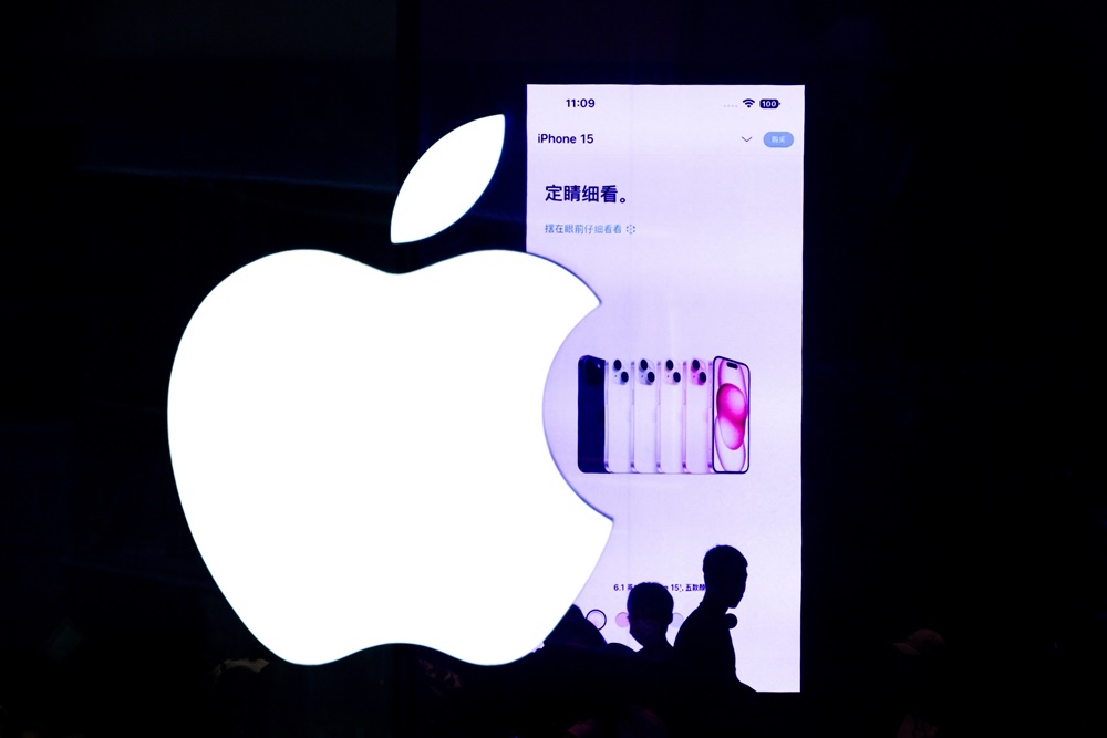 蘋果的手機出貨量開始衰退，圖為北京一家商場的蘋果攤位。（美聯社）