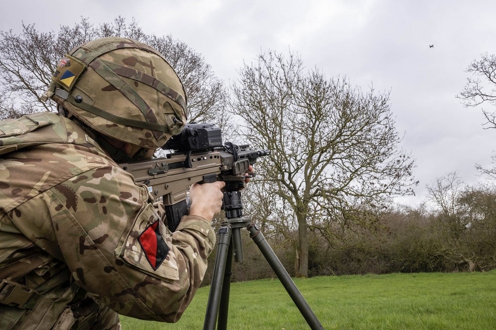 英國陸軍特戰單位，公布旗下官兵使用突擊步槍搭載先進瞄具，進行反無人機任務的畫面。（取自英國國防部網站）